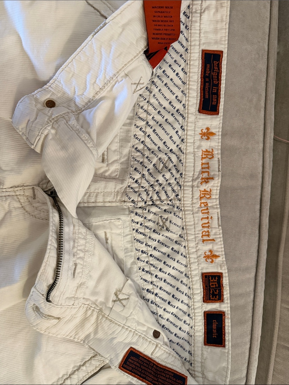 Rock Revival Men's Off-White Cargo Shorts with Embroidered Back Pockets - Picture 3 of 3
